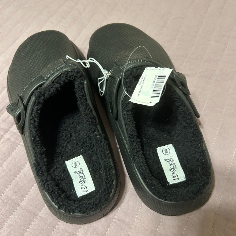 NWT lined croc style shoes